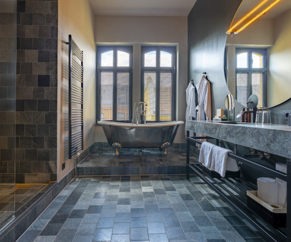 Helles Badezimmer mit einer Badewanne und einem Waschbecken, stilvoll und funktional gestaltet